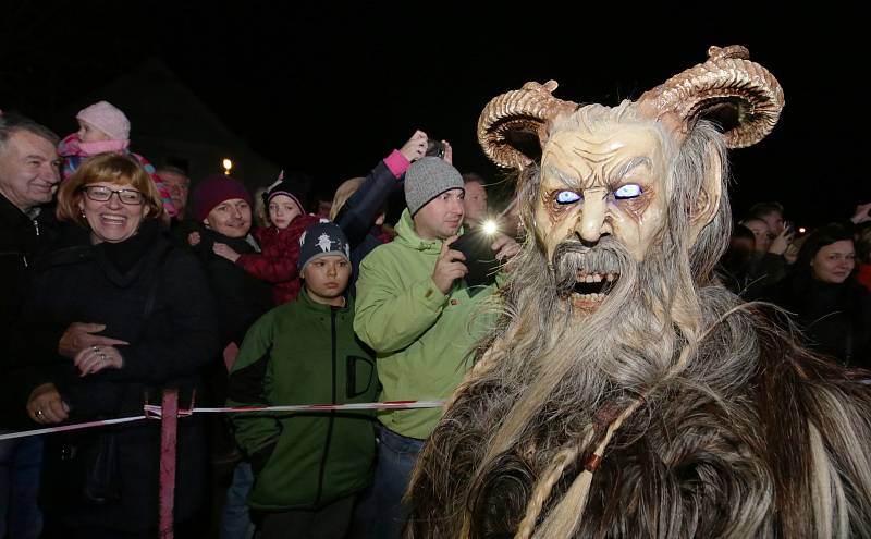 V Radovesicích spojili rozsvícení vánočního stromu s Krampus show.