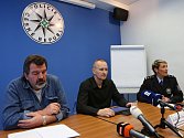 PŘÍPAD MIMINO OBJASNIL dvanáctičlenný vyšetřovací tým složený z policistů krajského ředitelství a Územního odboru Litoměřice. Na snímku Pavel Záhumenský (vlevo) a Martin Charvát. 