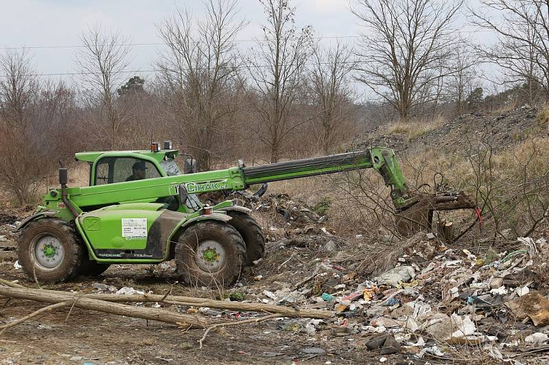 DOBROVOLNÍCI při brigádě vytřídili hlavně pneumatiky a odpad, který lze recyklovat.