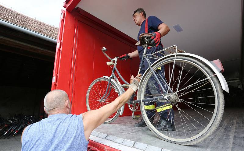 Vratislav Tomášek z Terezína pořádá sbírku jízdních kol, které putují do Afriky.