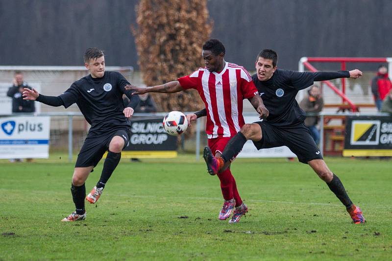 Fotbalisté Brozan (v pruhovaném) porazili v divizním duelu Chomutov 3:1.