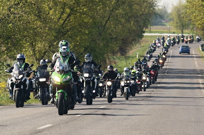 Téměř čtyři stovky motorkářů projely za dozoru dopravní policie Litoměřickem.