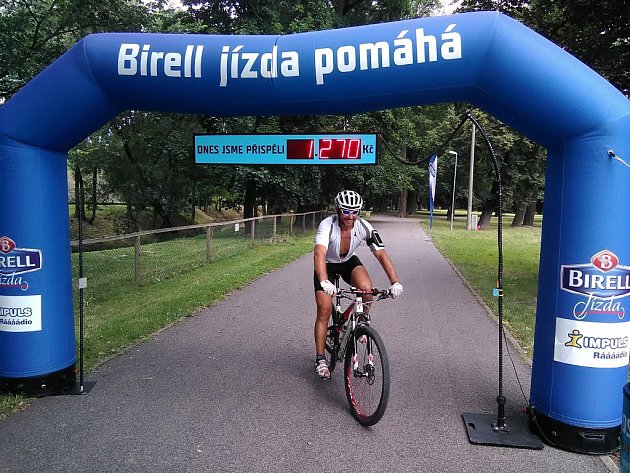 Cyklista projíždí Birell bránou v Litoměřicích a pomáhá tak handicapovaným