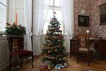 Zaměstnanci ploskovického zámku zdobí interiéry pro víkendové vánoční prohlídky a jarmark.