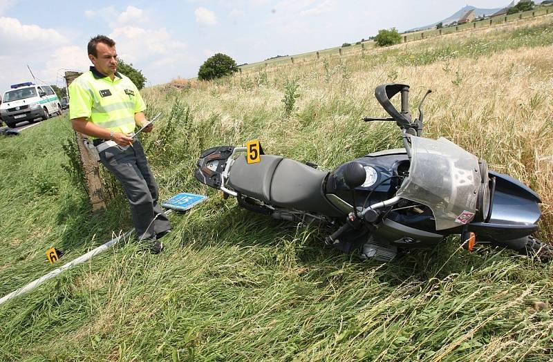 Motorkář přehlédl auto. Skončil v poli 