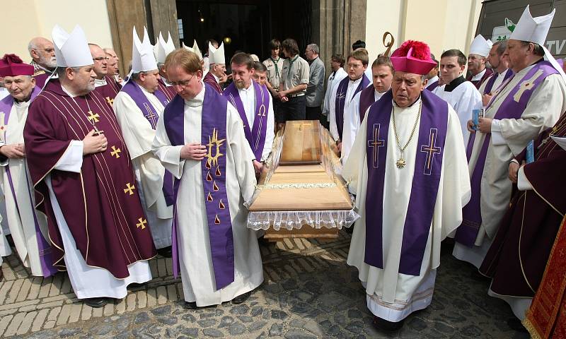 Po 36 letech byla v roce 2010 otevřena biskupská hrobka na litoměřickém hřbitově.