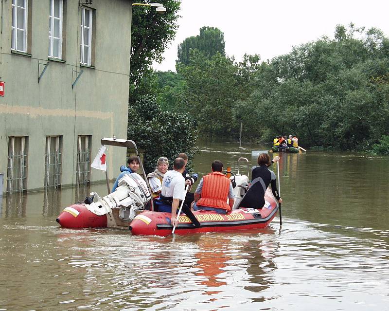 Povodeň 2002, zatopené Lovosice, návštěva prezidenta Václava Havla, evakuovaní ubytovaní v kasárnách