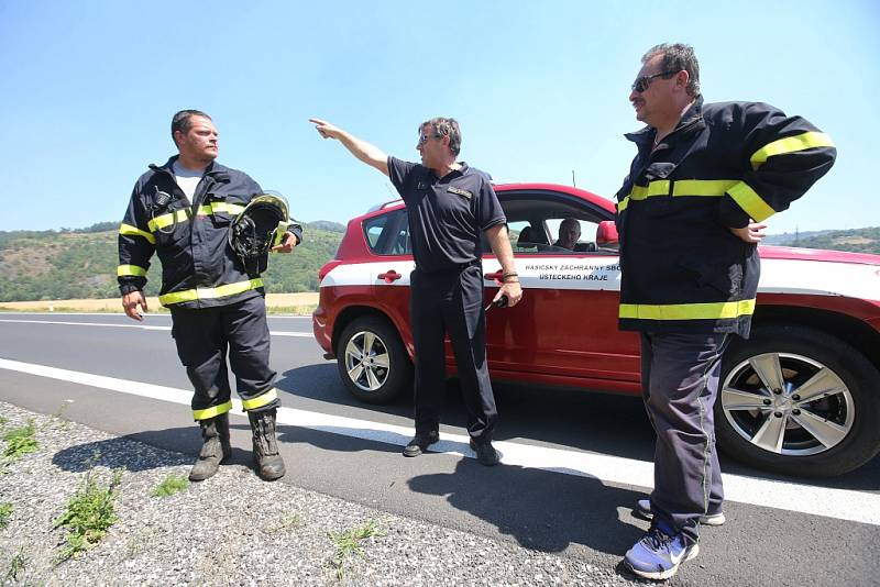 Hasiči bojují s požáry na Lovosicku