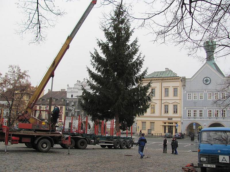 Instalace vánočního stromu v Litoměřicích.