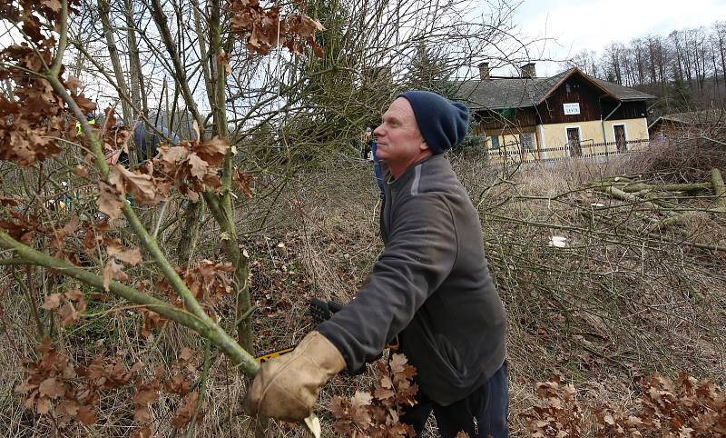 Další z mnoha brigád dobrovolníků a přátel železnice ze Zubrnic proběhla v neděli. Dobrovolníci čistili železniční svršek od náletových dřevin v okolí Levína a Zubrnic.