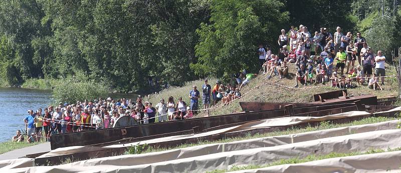 Chemický tanker, který vyrobila loděnice Bárkmet ve Lhotce nad Labem spustili v pátek po poledni na vodu.