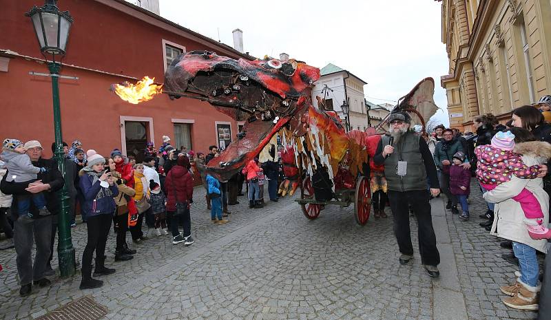 Zahájení loutkového festivalu proběhlo v pátek 4. března průvodem ohnivého draka.