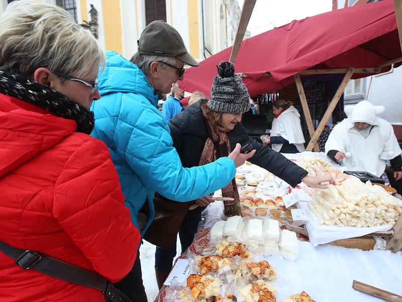 Již sedmnáct let se snášejí andělé o vánočním jarmarku v Úštěku z kostelní věže.