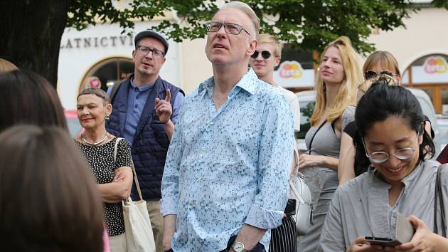 Bohemisté z celého světa navštívili Litoměřice. Mezi nimi i polský spisovatel Mariusz Szczygieł (v modré košili)