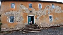 Eliáš Molnár a Klára Slunečková citlivě rekonstruovali starou lisovnu v Brzánkách na Podřipsku, chtějí tu pořádat svatby, první bude ta jejich.