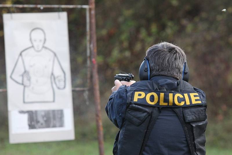 Trénink policistů na střelnici v Liběšicích