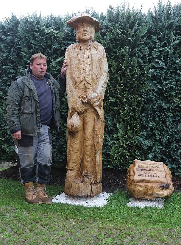 Lotr Babinský, rodák z Pokratic, má ve městě sochu