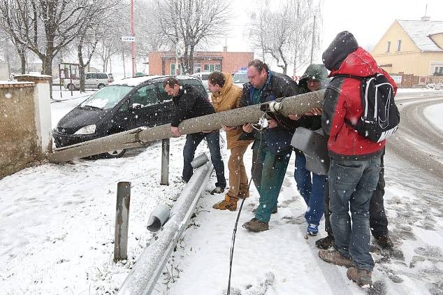 Středeční nehoda na sněhu v Lukavci