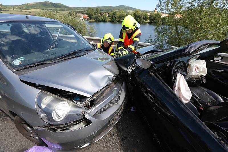 Nehoda tří aut u Prackovic si vyžádala čtyři zranění