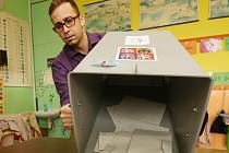Aleš Pařízek z 18. volebního okrsku v Litoměřicích vysypává obálky s volební urny.