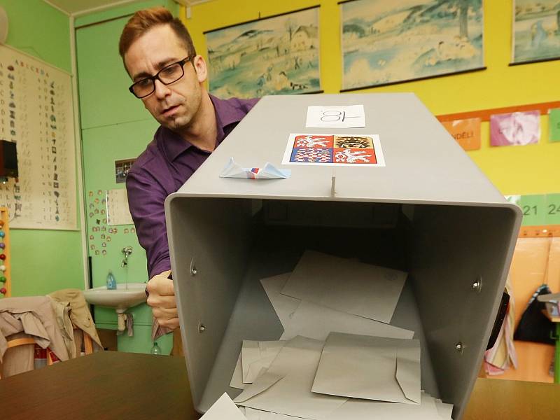 Aleš Pařízek z 18. volebního okrsku v Litoměřicích vysypává obálky s volební urny.