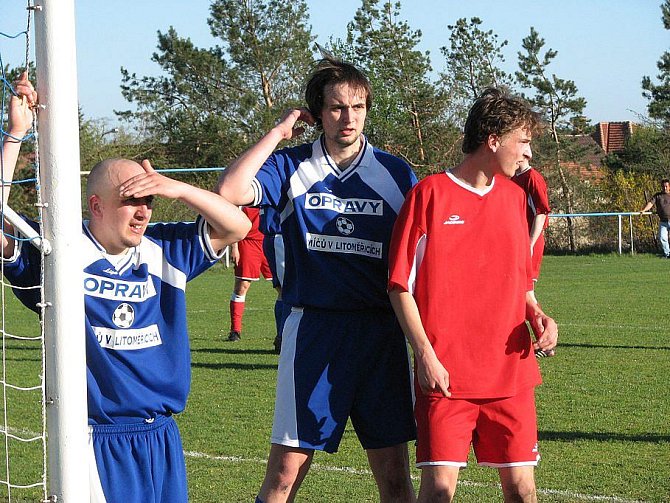 BÝVALI O PATRO VÝŠE. Dynamo Podlusky hrálo v sezoně 2007 – 2008 1. B třídu. Fotografie je z utkání Sokol Straškov - Dynamo Podlusky. 