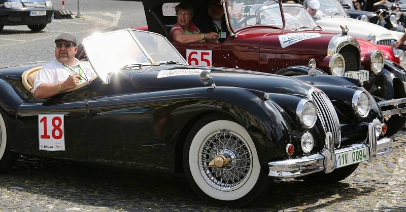 Severem Čech se prohnala historická vozidla v rámci závodu Oldtimer Bohemia rally. Jedna ze zastávek byla v Litoměřice.