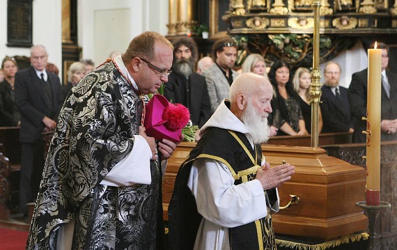 Pohřeb akademického malíře Jana Grimma v katedrále sv. Štěpána.