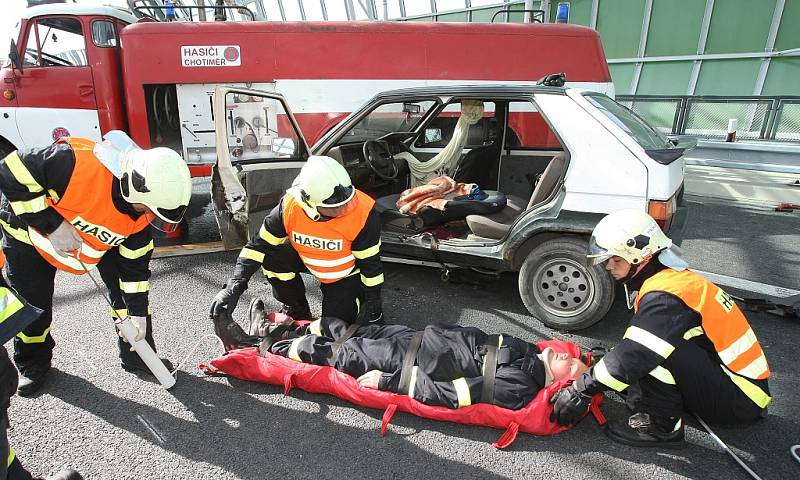 Hasiči cvičili u nehody na neotevřené dálnici.