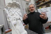Akademický sochař Libor Pisklák s pomocí veřejné sbírky dokončuje umělecké dílo, které Hlinští odhalí v květnu u cesty na Hradiště. Lidé se skládají na sochu Středohoře. Tvůrce ji tesá do 14tunového bloku pískovce.