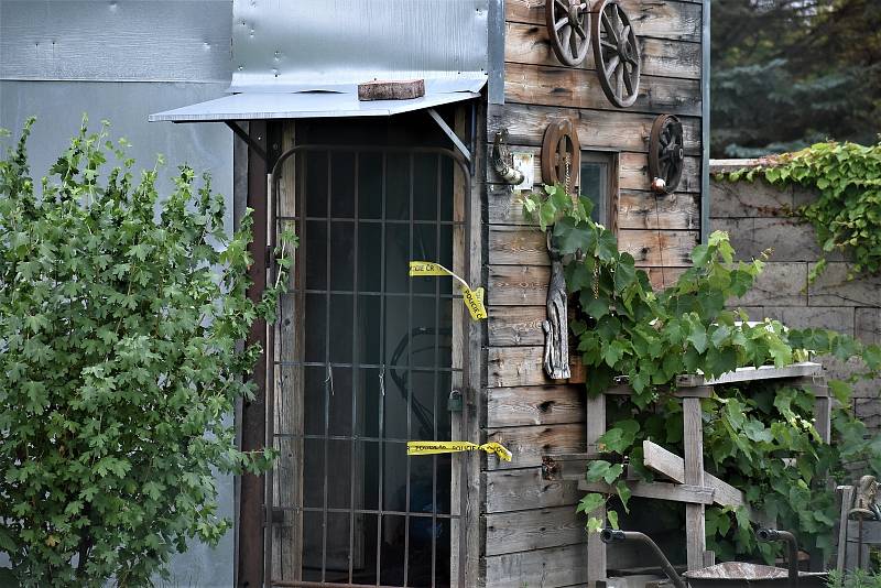 K vraždě v Litoměřicích mělo dojít v chatičce na okraji města, zůstaly tu policejní pásky.