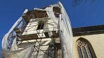 Kostel svatého Mikuláše se brzy dočká opravy poškozené střechy věže.