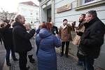 Herec Jan Skopeček slavnostně odhalil pamětní desku na domě v Litoměřicích, kde v mládí bydlel.