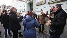 Herec Jan Skopeček slavnostně odhalil pamětní desku na domě v Litoměřicích, kde v mládí bydlel.