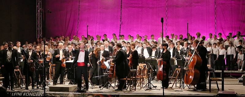 Stodvacetičlenný chlapecký sbor předvedl v litoměřickém letním kině  svoji sílu a kvalitu za doprovodu symfonického orchestru Filharmonie Hradec Králové.