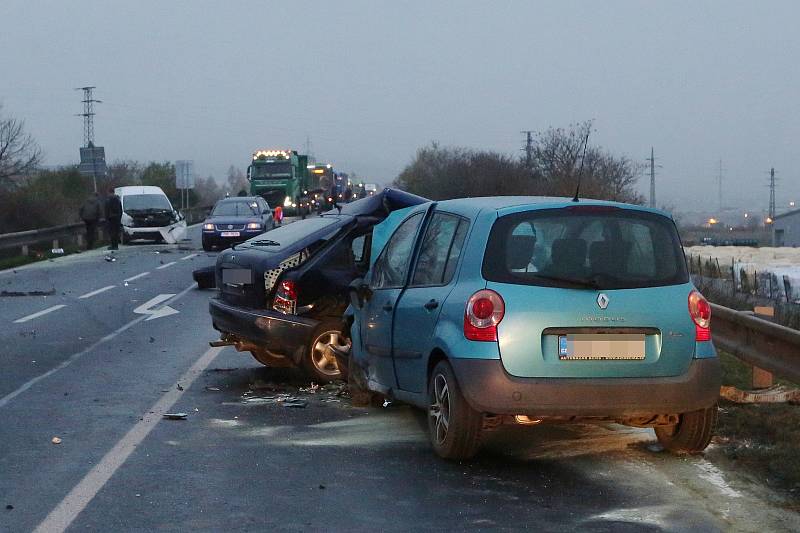 K vážné dopravní nehodě došlo ve čtvrtek v  půl sedmé ráno v Lovosicích na silnici 1/15 poblíž hasičské stanice.