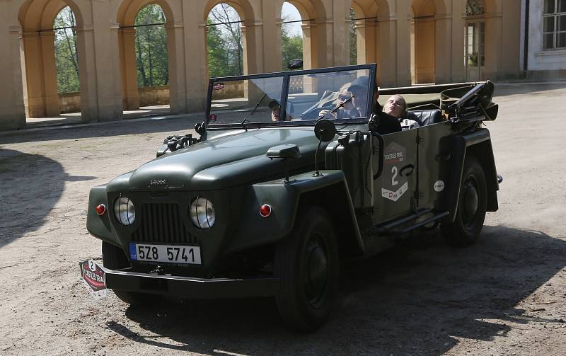 Zámek v Ploskovicích se stal svědkem průjezdu 4. ročníku setinové rallye historických vozidel