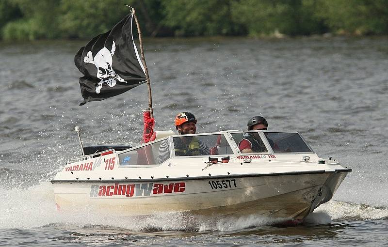 Závody motorových člunů v Roudnici nad Labem.