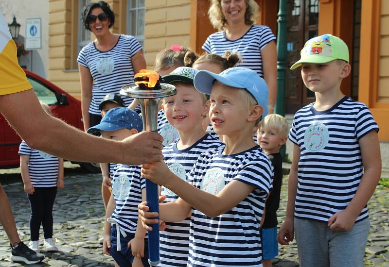 Mírový běh v Litoměřicích. Ještě před startem další etapy se běžci setkali se zástupci iniciativy Rozběháme Litoměřice, místostarostou Lukasem Wünschem a dětmi z dechového stacionáře v Tylově ulici.