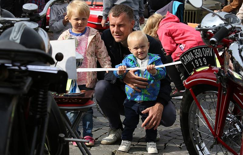 V Roudnici nad Labem proběhl v sobotu sraz veteránů a stylová módní přehlídka.