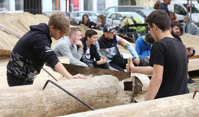 Budoucí tesaři ze střední školy z Krásného Března si přijeli zatesat do Litoměřic