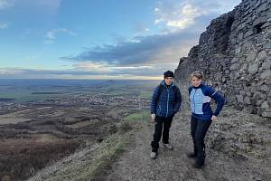 Novoroční výstup na dominantu Českého středohoří hrad Košťálov si nenechaly ujít desítky lidí.