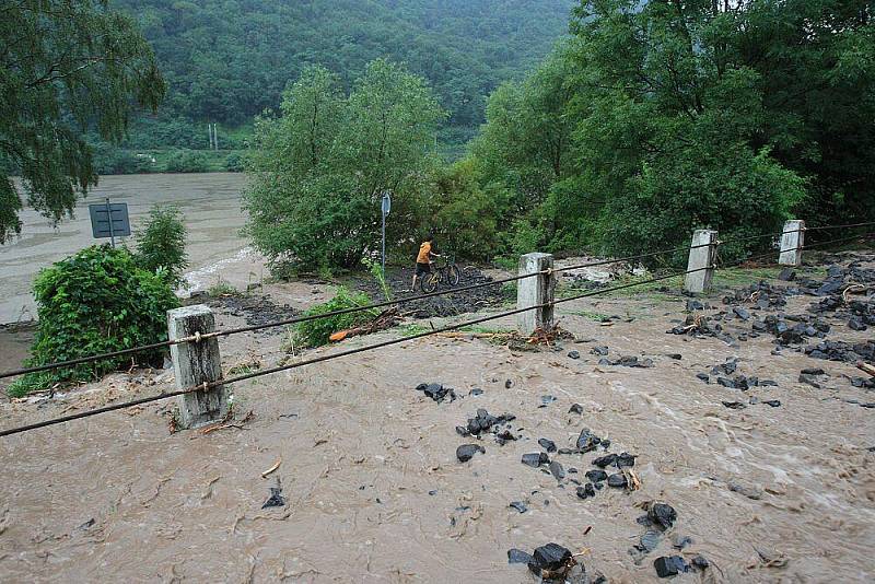 Sobota 7. srpna 2010 - silnice mezi Sebuzínem a Ústím nad Labem.