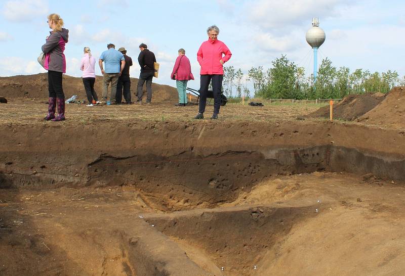 Archeologové u Dušníků nedaleko hory Říp odhalili zachovalou mohylu z doby asi 3800 let př. n. l. Tento týden se s jejich výzkumem mohla seznámit i široká veřejnost.