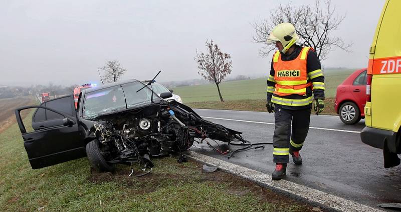 Vážná dopravní nehoda pod zatáčkou v kopci nedaleko Trnovan u Litoměřic.