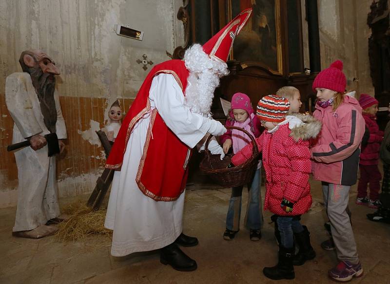 Kostel sv. Ludmily v Litoměřicích se stal místem vyprávění o adventu a tradicích. Na závěr přišel mezi děti Mikuláš.