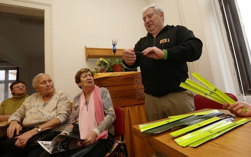 Třicet žen z litoměřického Klubu seniorů převzalo z rukou mluvčí Územního odboru Policie ČR v Litoměřicích Pavly Kofrové balíčky bezpečnosti s reflexními prvky, krajský koordinátor BESIP Jan Pechout je seznámil s jejich používáním. 