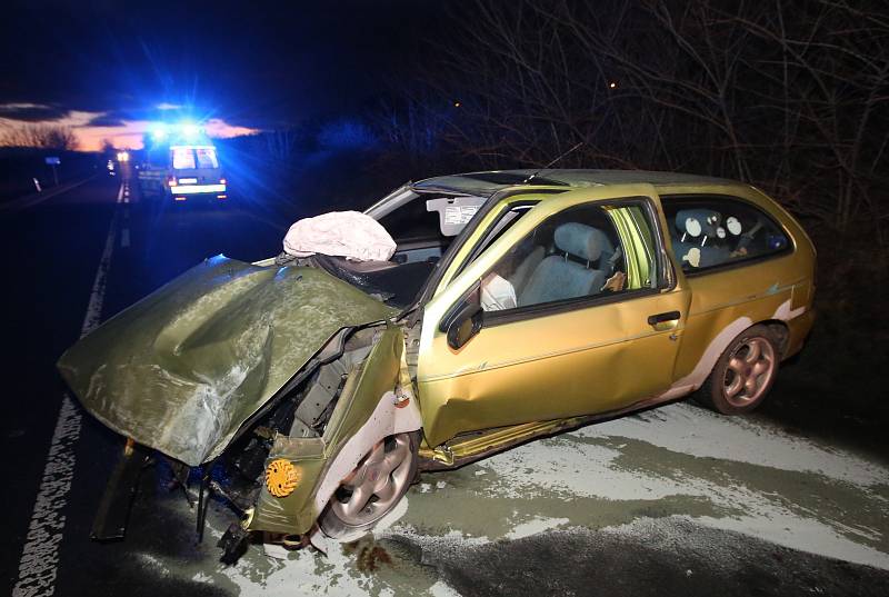 Auto v Čížkovicích na Lovosicku dostalo smyk a narazilo do verandy domu