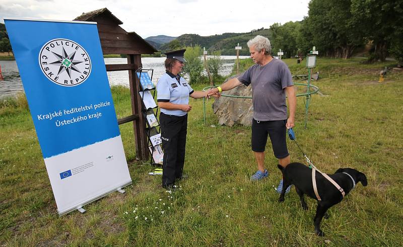 Policisté vyrazili na preventivní kontroly cyklistů na cyklostezku u Velkých Žernosek