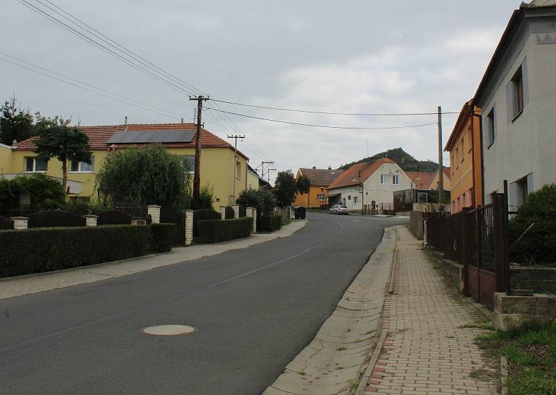 Obec Podsedice leží na jihovýchodním úpatí Českého středohoří zhruba devět kilometrů od Lovosic. Žije tam asi 664 lidí.